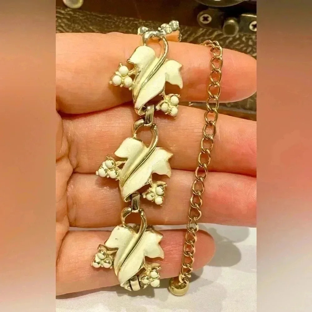 🏵️Vintage Coro signed bracelet 🏵️